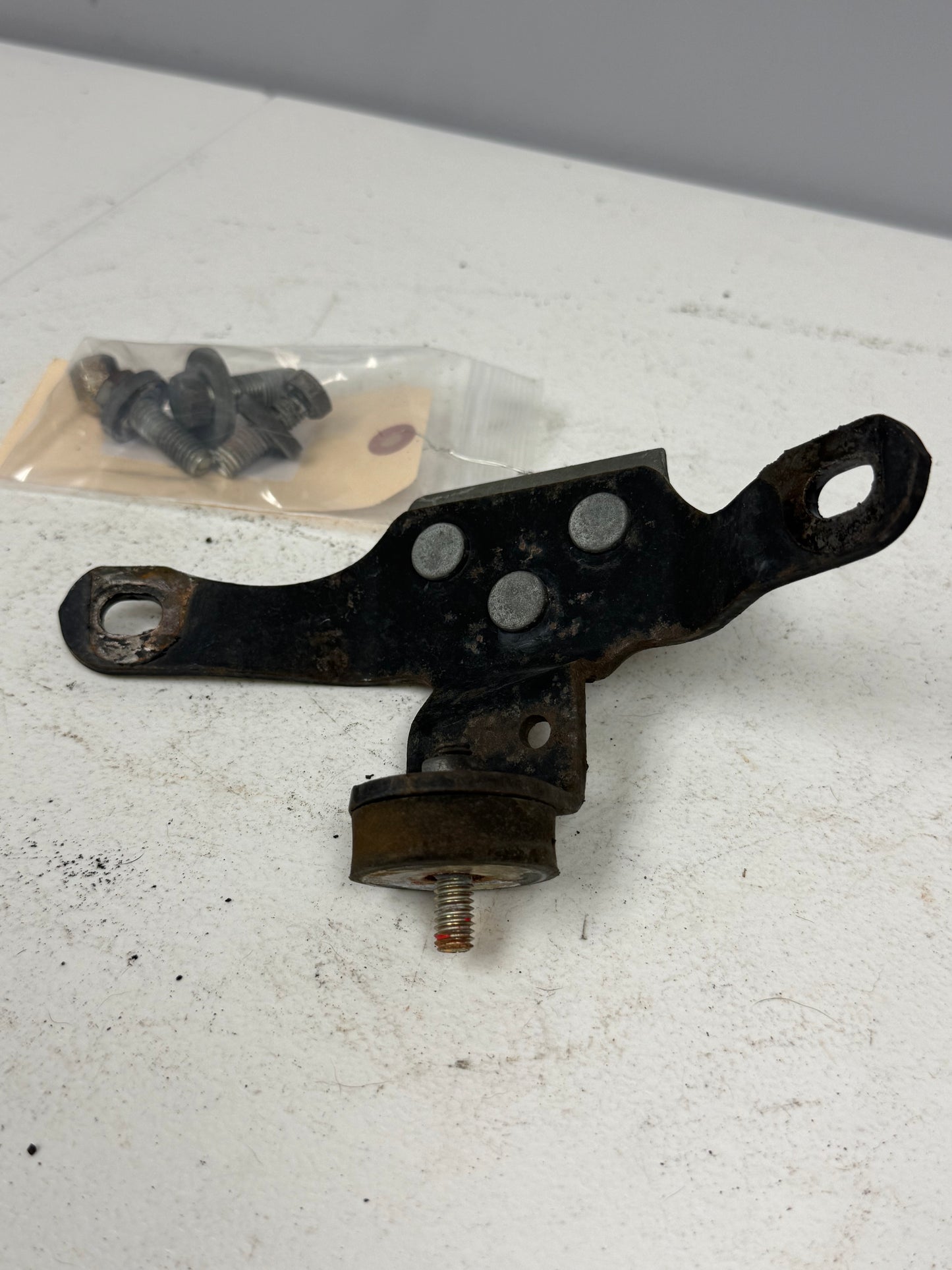 01-16 Harley Heritage Softail Classic Upper Engine Horn Support Mount Bracket