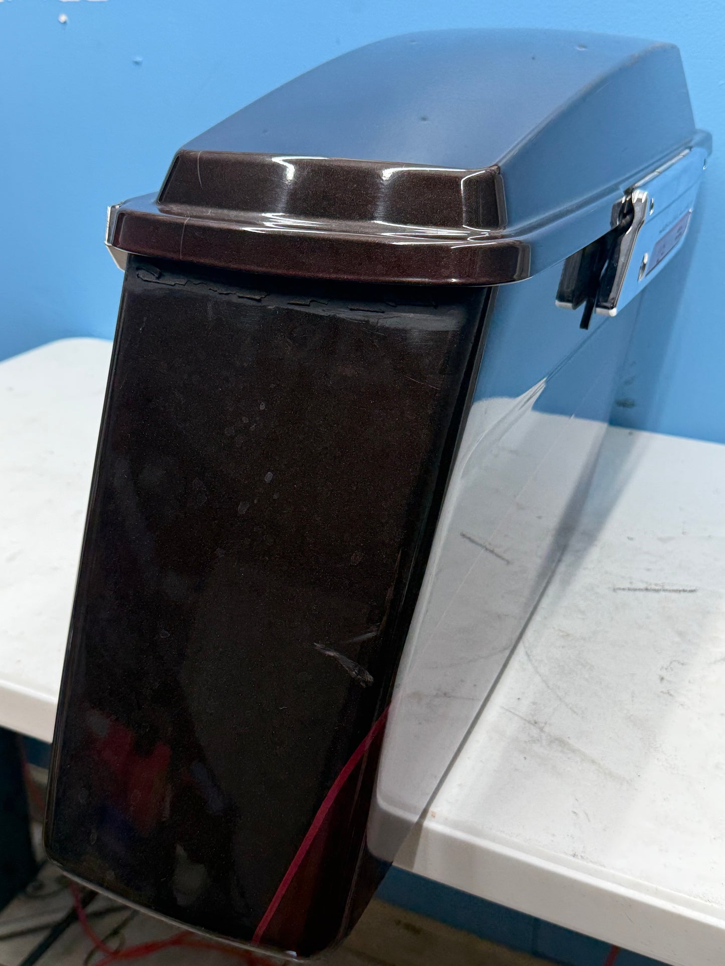 96-13 Harley Davidson Electra Glide Ultra Limited OEM Saddle Bag *Cracked* & Lid