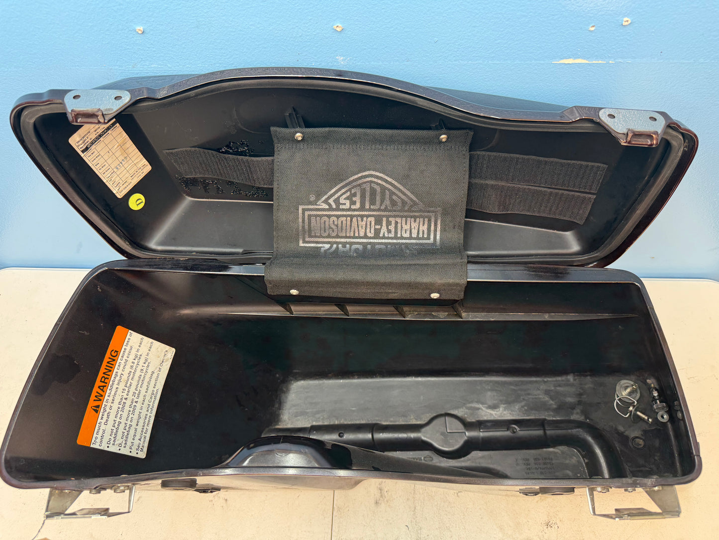 96-13 Harley Davidson Electra Glide Ultra Limited OEM Saddle Bag *Cracked* & Lid