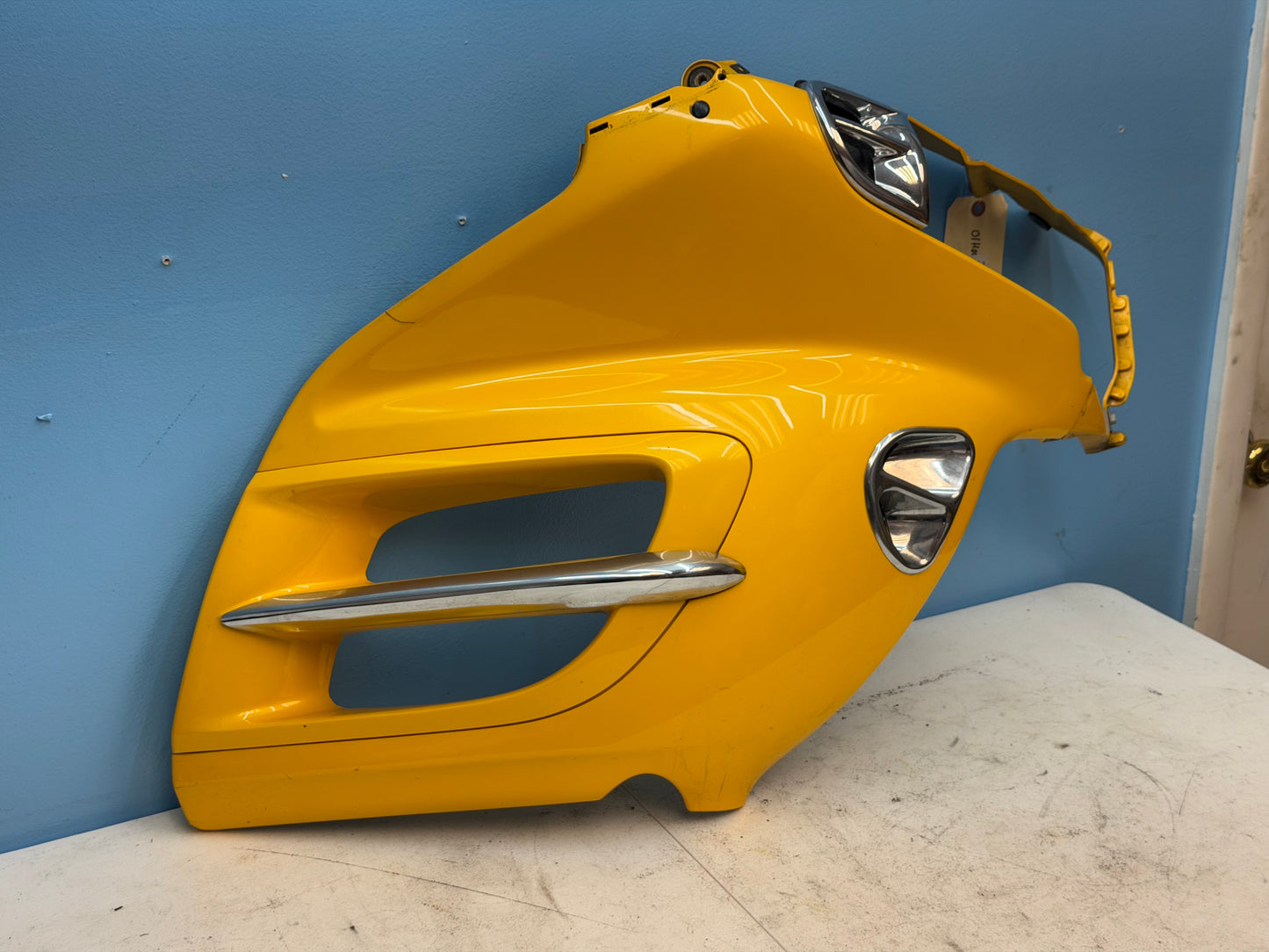 01-10 Honda Goldwing OEM Front Right Cowl 64282-MCA-010ZD *CRACKED SEE IMAGE*