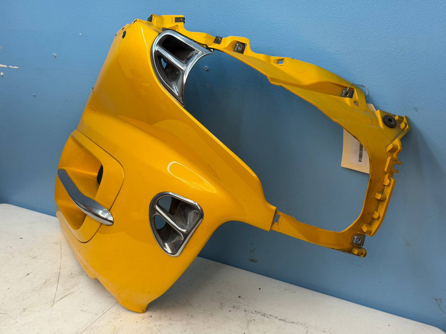 01-10 Honda Goldwing OEM Front Right Cowl 64282-MCA-010ZD *CRACKED SEE IMAGE*