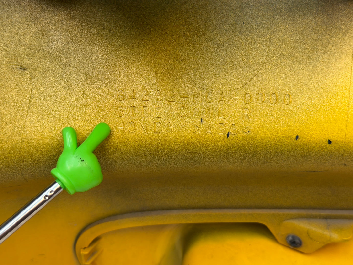 01-10 Honda Goldwing OEM Front Right Cowl 64282-MCA-010ZD *CRACKED SEE IMAGE*