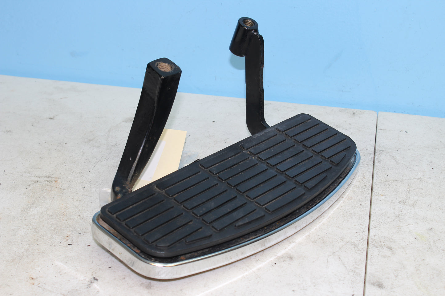 1999-2013 Harley Davidson Road King OEM Right Front Footboard Assembly 50621-79A