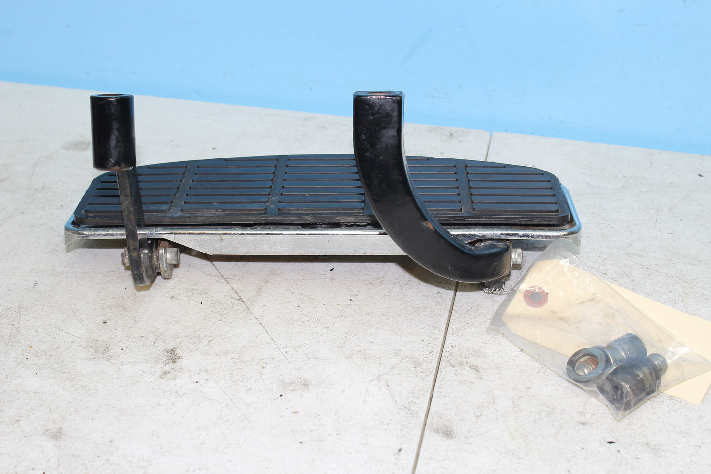 1999-2013 Harley Davidson Road King OEM Right Front Footboard Assembly 50621-79A