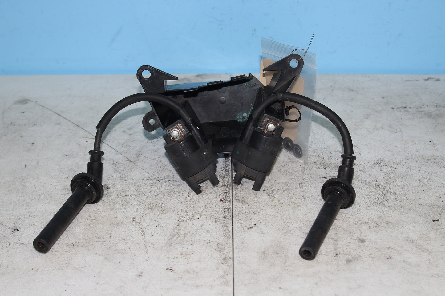 19-24 Yamaha YZF-R3 ABS OEM Ignition Coil Assembly w/ Bracket 1WD-H2310-02-00