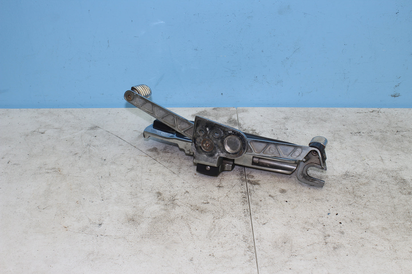01-10 Honda Goldwing Front Left Foot Rest Floorboard Heel Toe Shifter Linkage