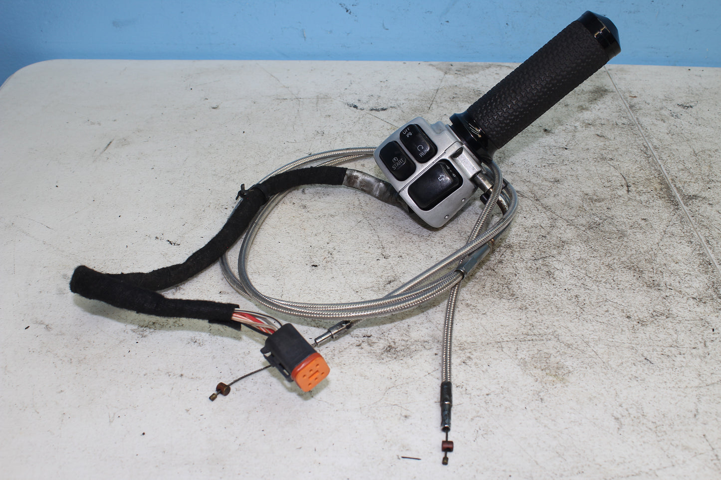 02-06 HD V Rod Right Hand Controls Start Stop Blinker Switch w/ Throttle Cable