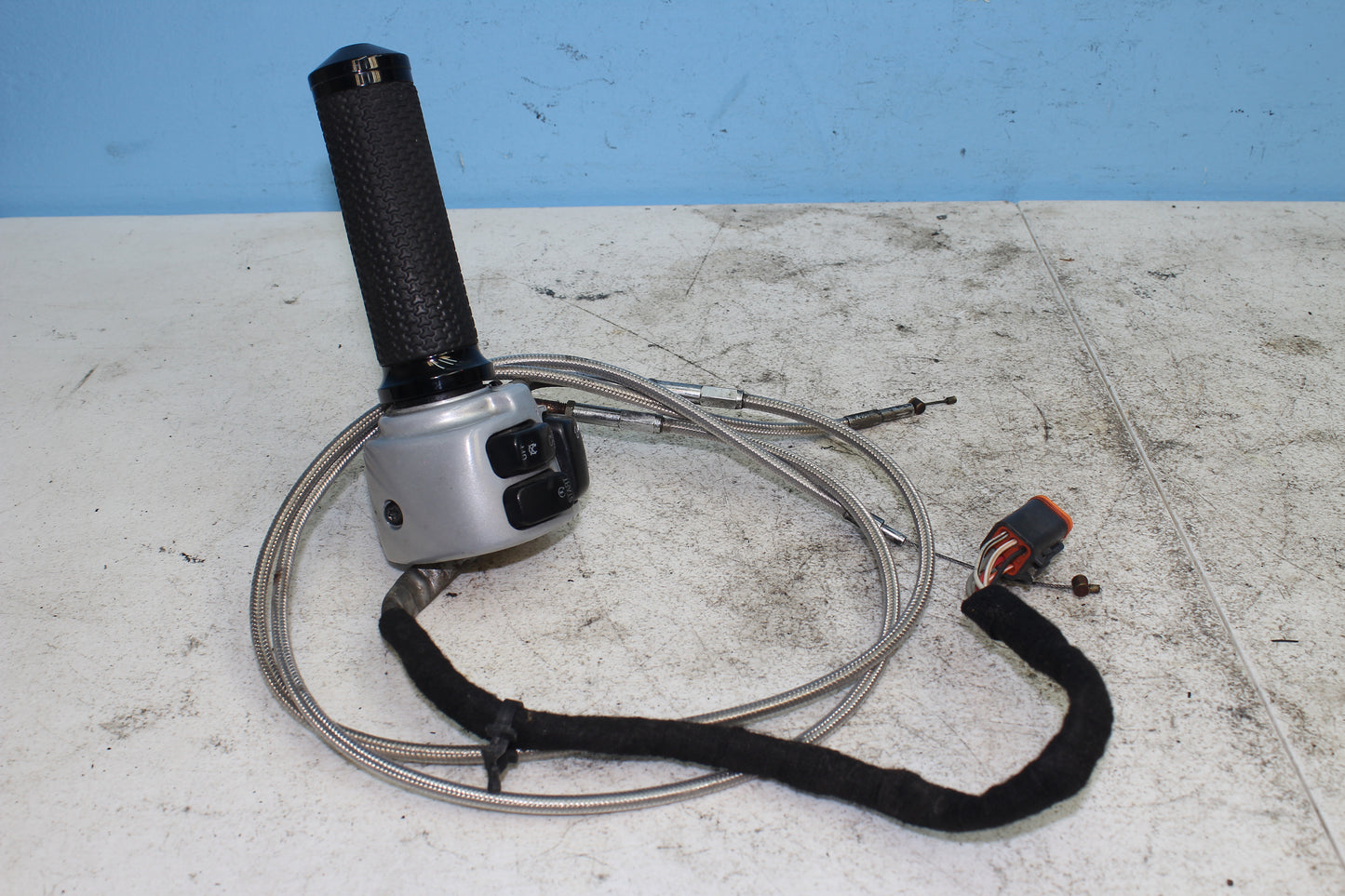 02-06 HD V Rod Right Hand Controls Start Stop Blinker Switch w/ Throttle Cable