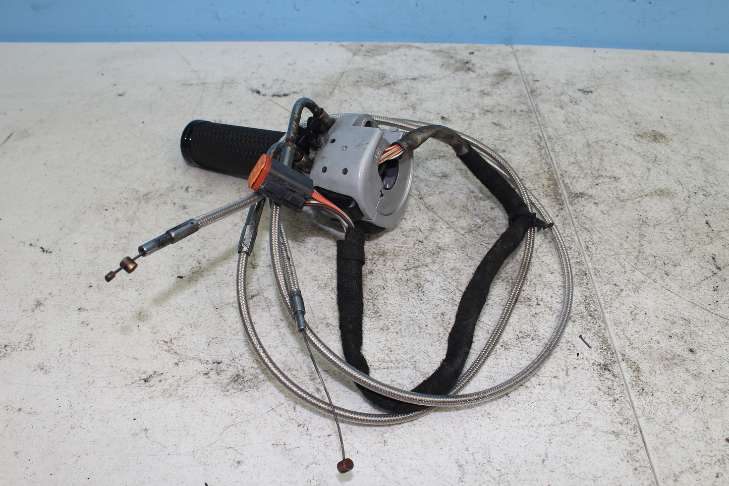 02-06 HD V Rod Right Hand Controls Start Stop Blinker Switch w/ Throttle Cable