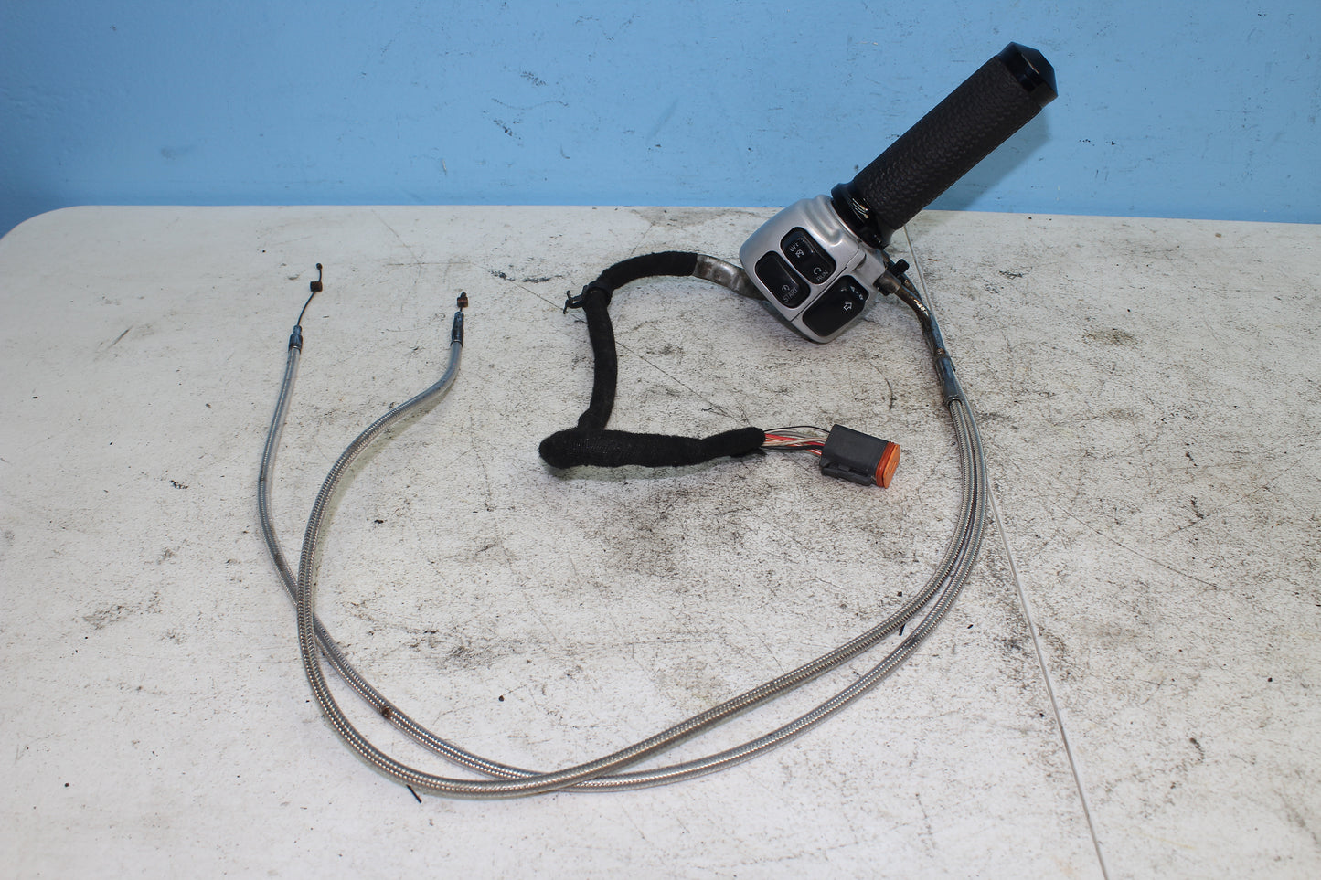 02-06 HD V Rod Right Hand Controls Start Stop Blinker Switch w/ Throttle Cable