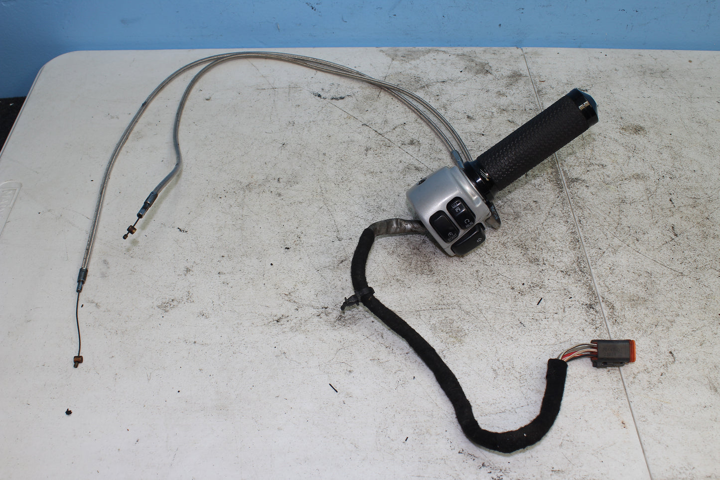 02-06 HD V Rod Right Hand Controls Start Stop Blinker Switch w/ Throttle Cable