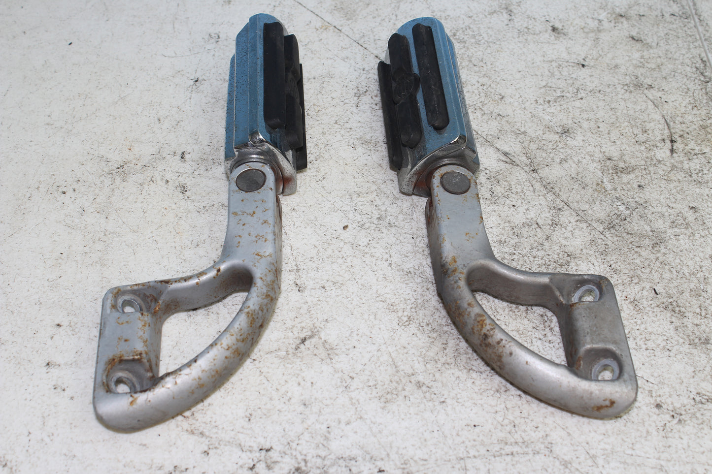 02-06 Harley Davidson VRSCA VRod 100th Anniv. Rear Passenger Foot Rest Pegs