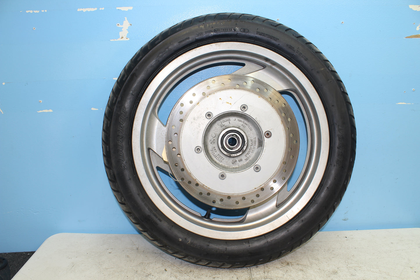 00-07 Honda Shadow VT1100 C2 Sabre OEM Front Wheel Assembly w/ Rotor *STRAIGHT*
