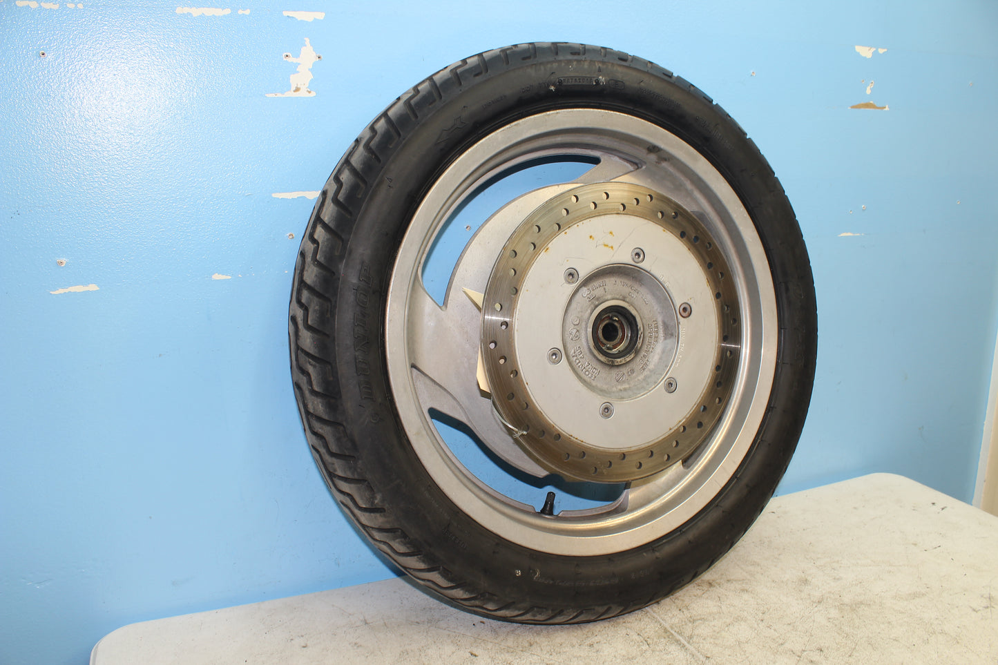 00-07 Honda Shadow VT1100 C2 Sabre OEM Front Wheel Assembly w/ Rotor *STRAIGHT*