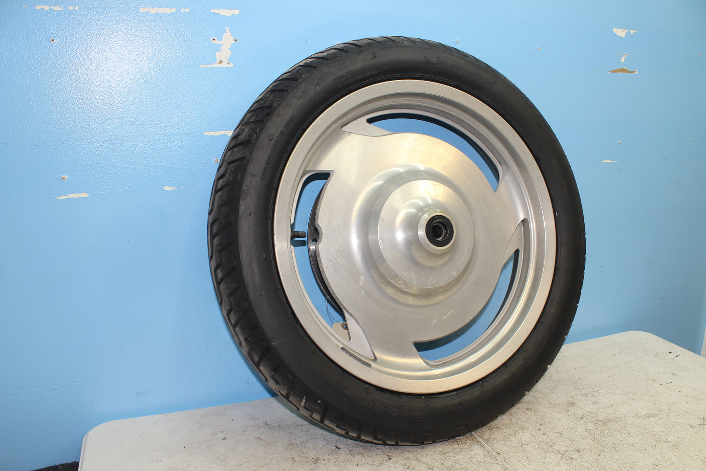 00-07 Honda Shadow VT1100 C2 Sabre OEM Front Wheel Assembly w/ Rotor *STRAIGHT*