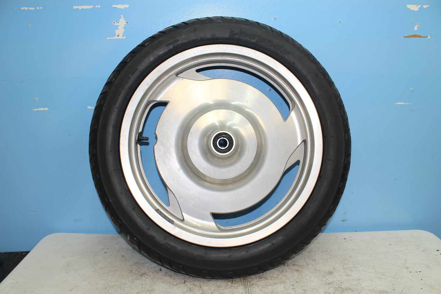00-07 Honda Shadow VT1100 C2 Sabre OEM Front Wheel Assembly w/ Rotor *STRAIGHT*