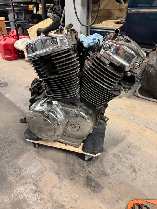 00-07 Honda Shadow VT1100 C2 Sabre Engine / Trans *RUNS FOR PARTS CRACKED CASE*