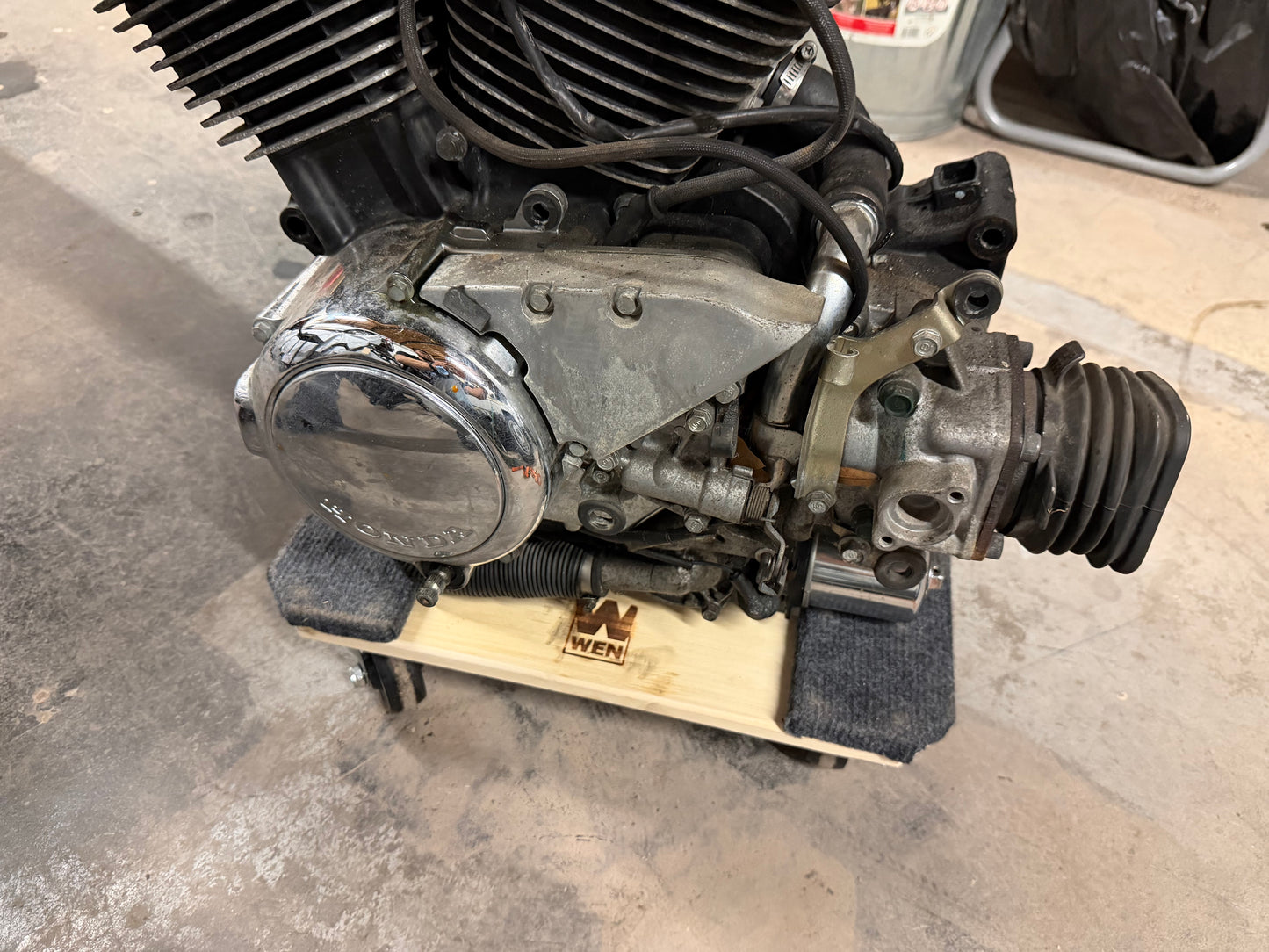 00-07 Honda Shadow VT1100 C2 Sabre Engine / Trans *RUNS FOR PARTS CRACKED CASE*
