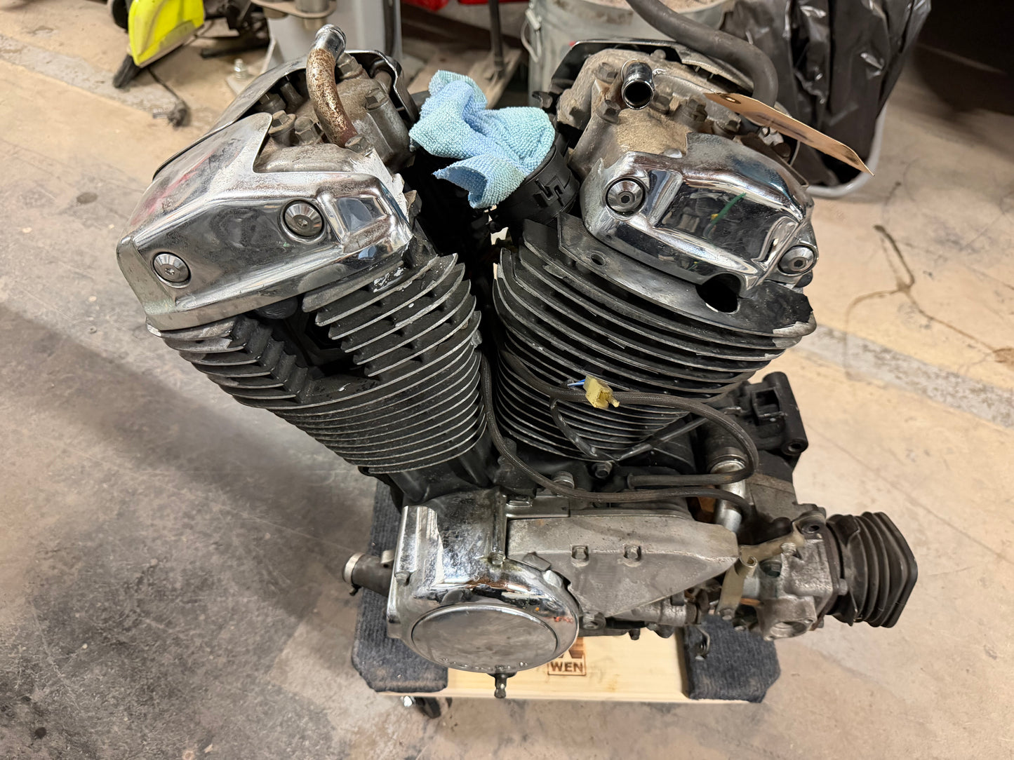 00-07 Honda Shadow VT1100 C2 Sabre Engine / Trans *RUNS FOR PARTS CRACKED CASE*
