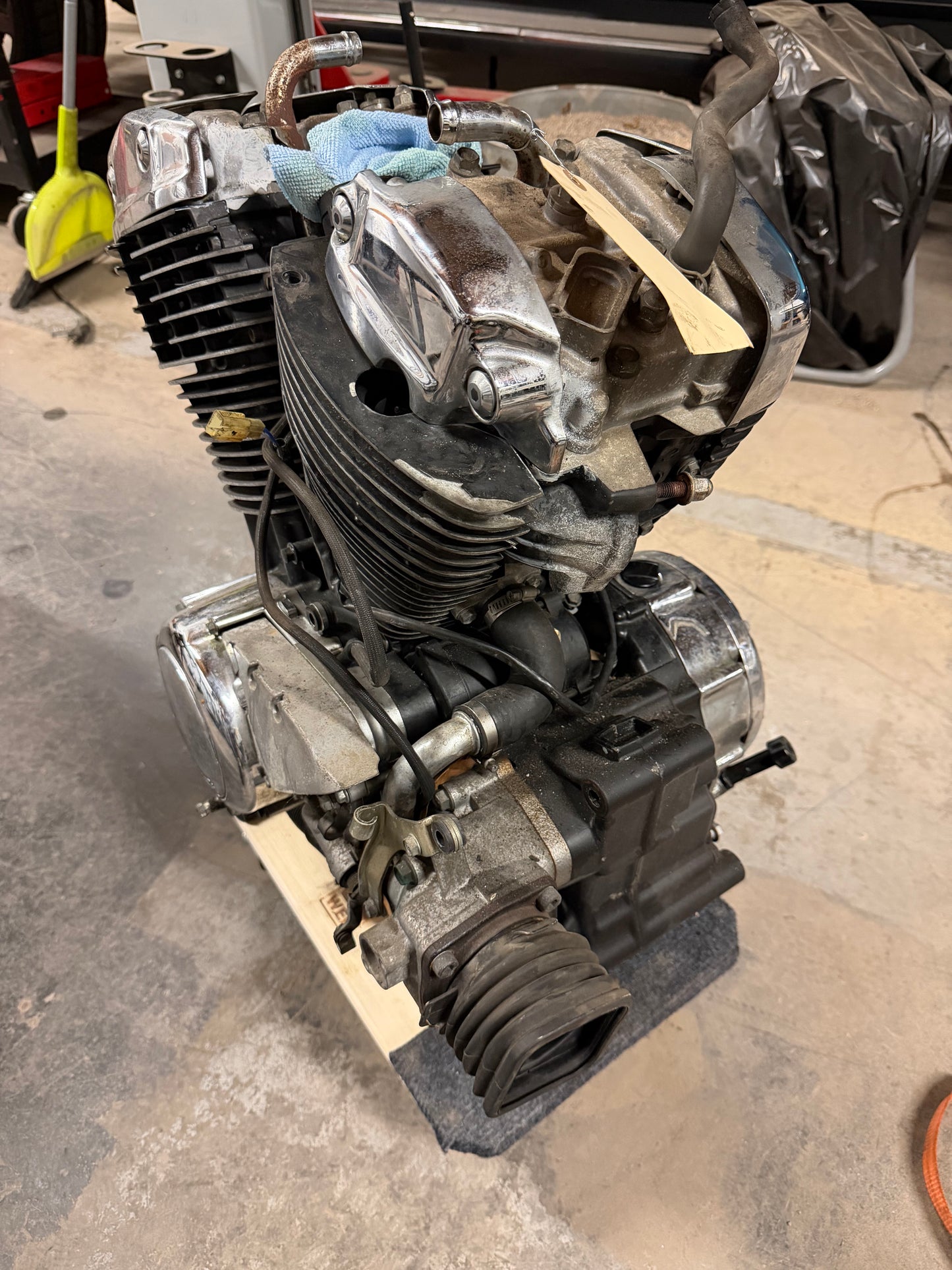 00-07 Honda Shadow VT1100 C2 Sabre Engine / Trans *RUNS FOR PARTS CRACKED CASE*
