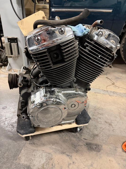 00-07 Honda Shadow VT1100 C2 Sabre Engine / Trans *RUNS FOR PARTS CRACKED CASE*