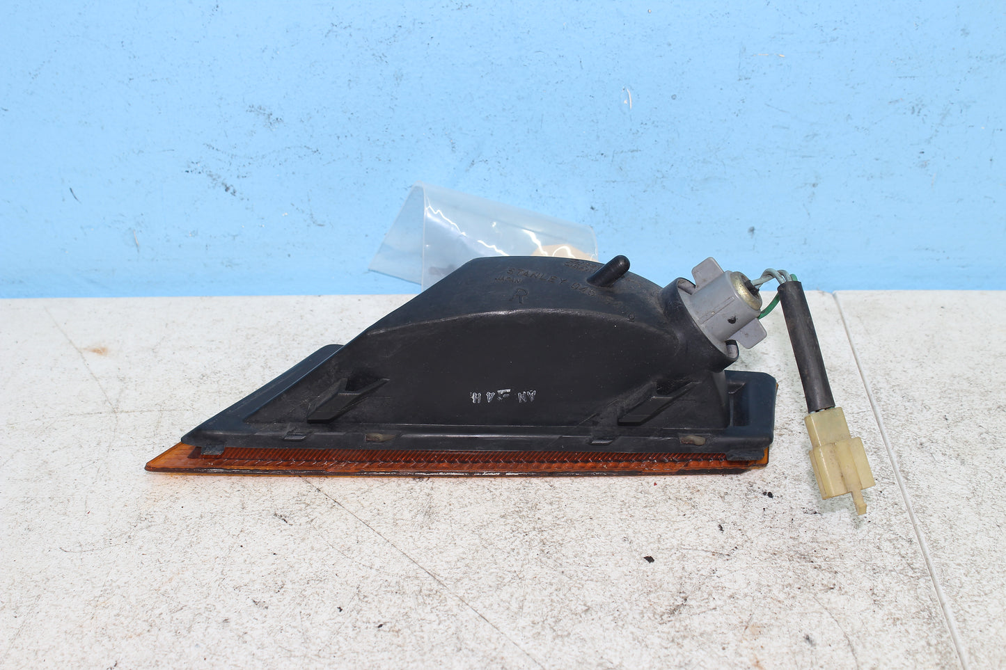 88-00 Honda Goldwing GL1500 OEM Right Front Turn Signal 33400-MN5-023