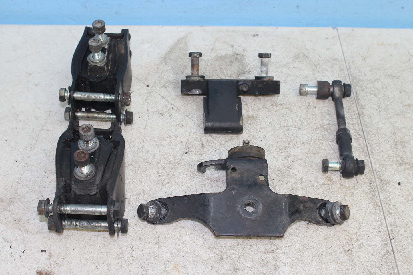 2000-2003 Harley Davidson Dyna Low Rider FXDL OEM Engine Mounting Hardware Set