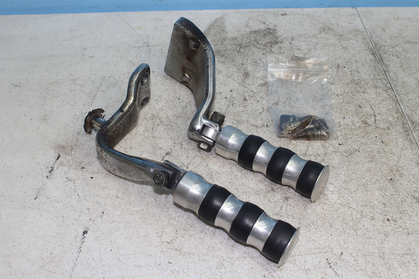 00-03 Harley Davidson Dyna Low Rider FXDL Driver Footpeg Mounting Assembly