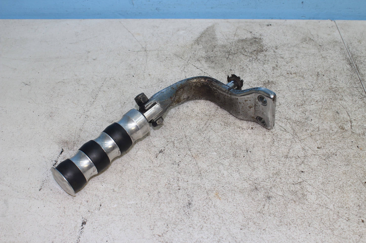 00-03 Harley Davidson Dyna Low Rider FXDL Driver Footpeg Mounting Assembly