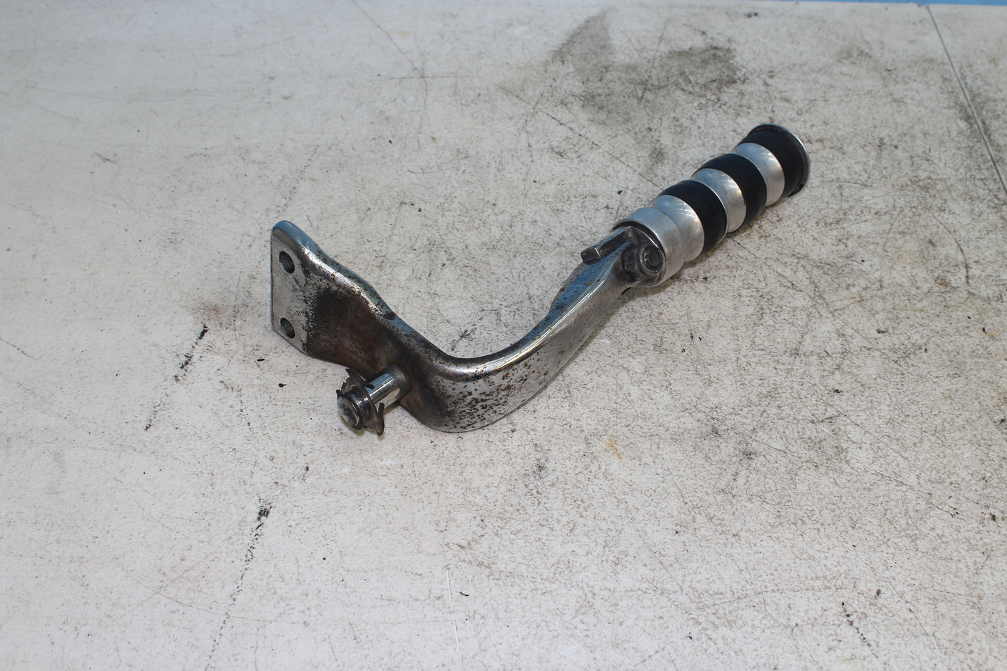 00-03 Harley Davidson Dyna Low Rider FXDL Driver Footpeg Mounting Assembly