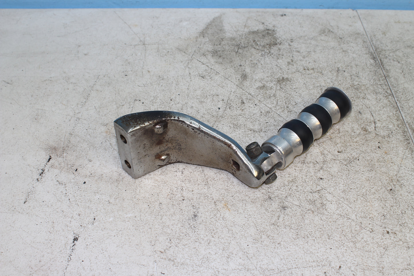 00-03 Harley Davidson Dyna Low Rider FXDL Driver Footpeg Mounting Assembly