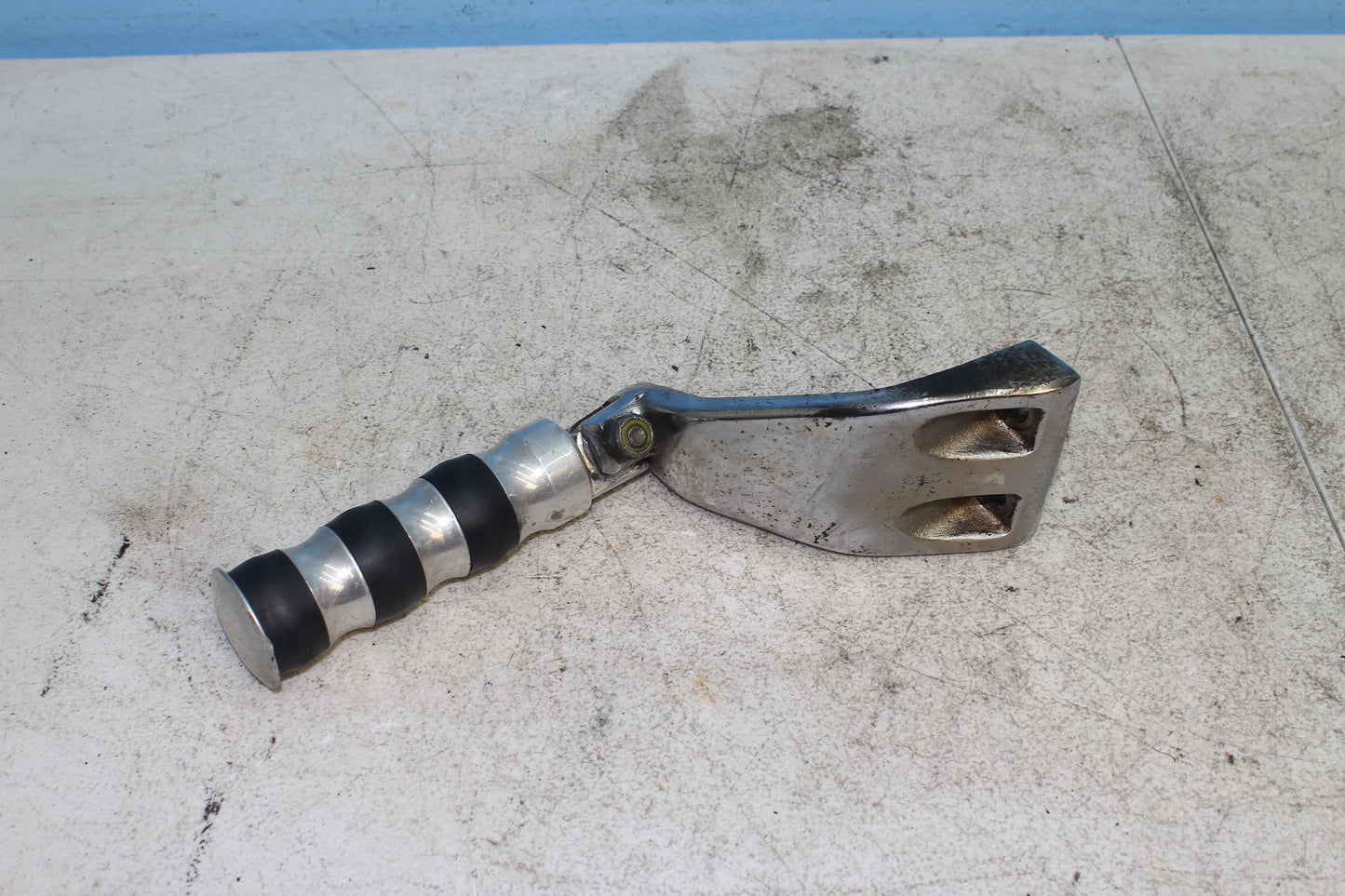 00-03 Harley Davidson Dyna Low Rider FXDL Driver Footpeg Mounting Assembly