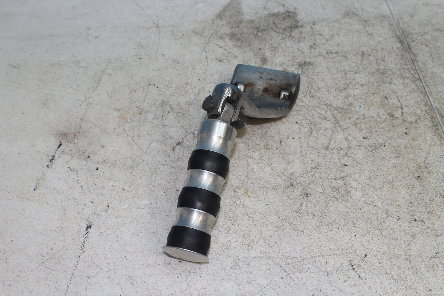 00-03 Harley Davidson Dyna Low Rider FXDL Driver Footpeg Mounting Assembly