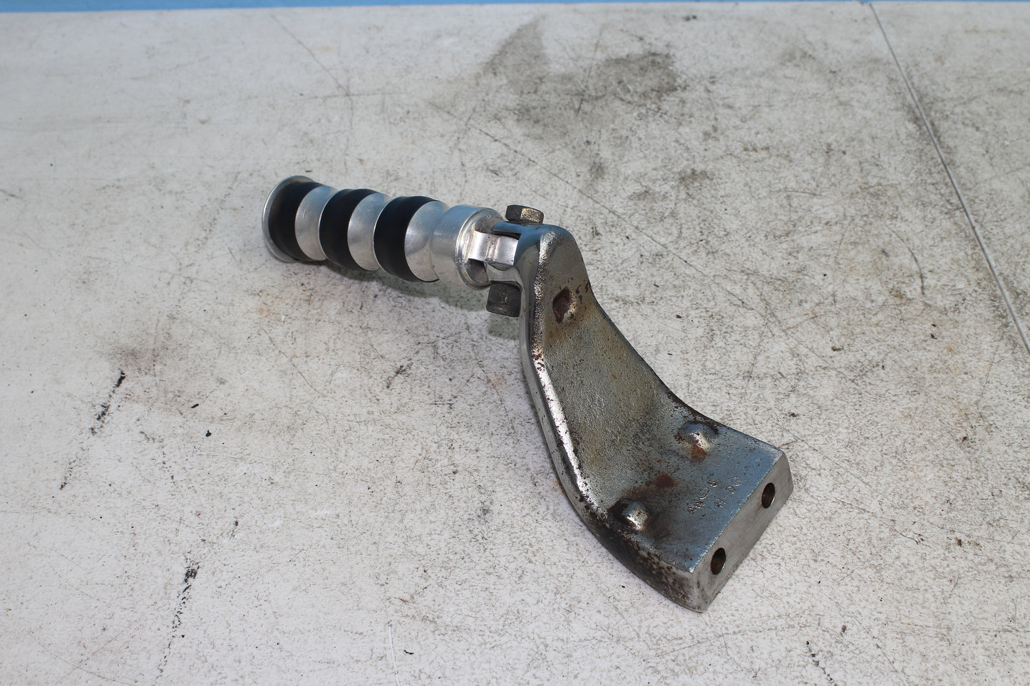 00-03 Harley Davidson Dyna Low Rider FXDL Driver Footpeg Mounting Assembly