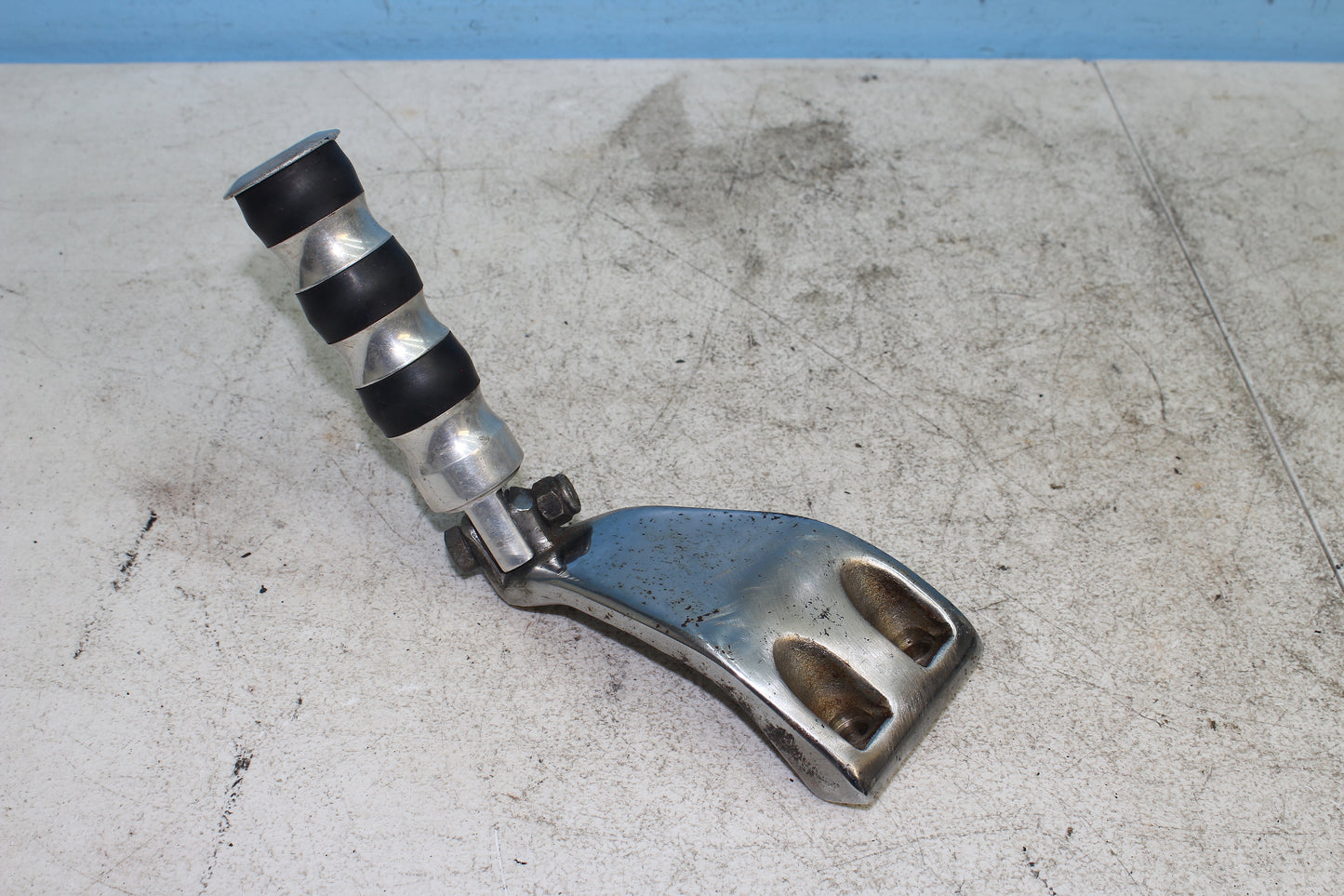 00-03 Harley Davidson Dyna Low Rider FXDL Driver Footpeg Mounting Assembly
