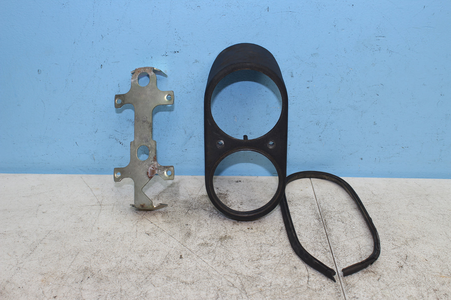 00-03 Harley Davidson Dyna Low Rider FXDL OEM Console Gauge Trim Bezel 67185-95