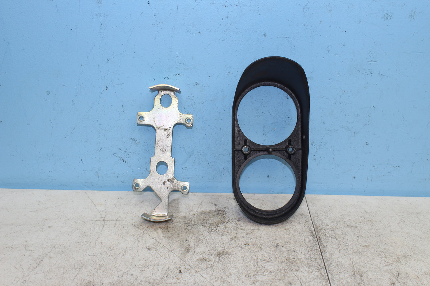 00-03 Harley Davidson Dyna Low Rider FXDL OEM Console Gauge Trim Bezel 67185-95
