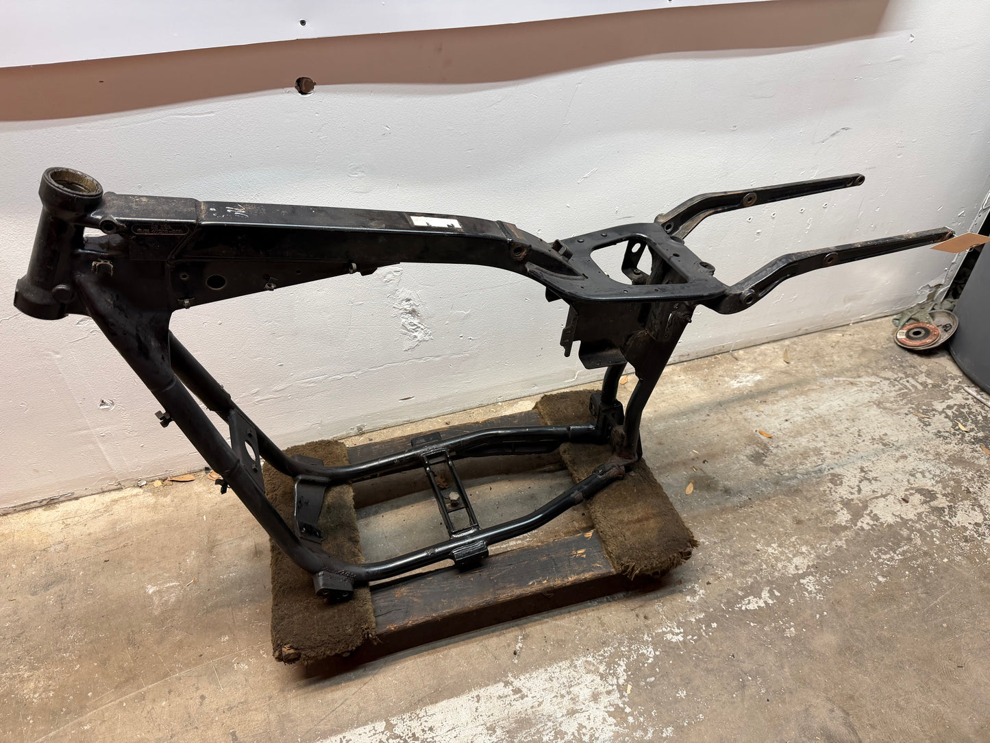 2000-2003 Harley Davidson Dyna OEM Frame 47427-02 *RUST* *CLN*