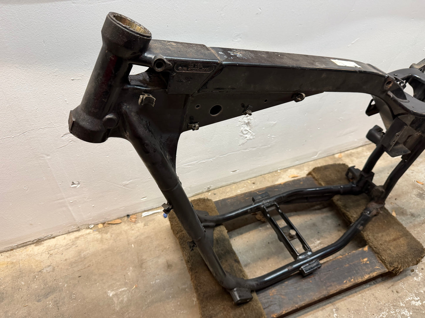 2000-2003 Harley Davidson Dyna OEM Frame 47427-02 *RUST* *CLN*