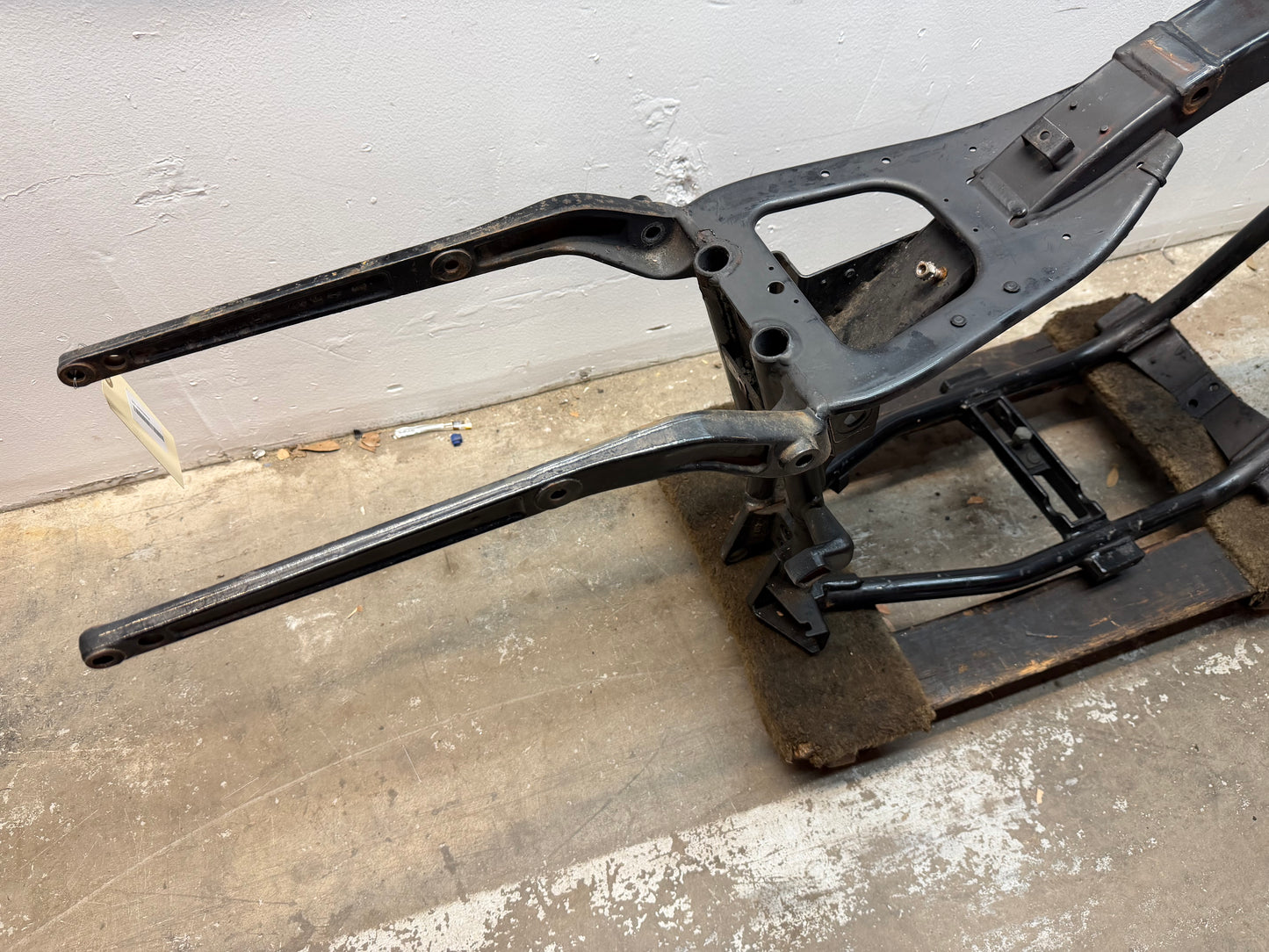 2000-2003 Harley Davidson Dyna OEM Frame 47427-02 *RUST* *CLN*