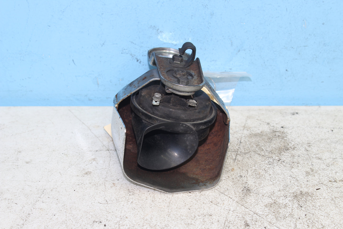 2000-2003 Harley Davidson Dyna Low Rider FXDL OEM Horn Assembly 61300478A