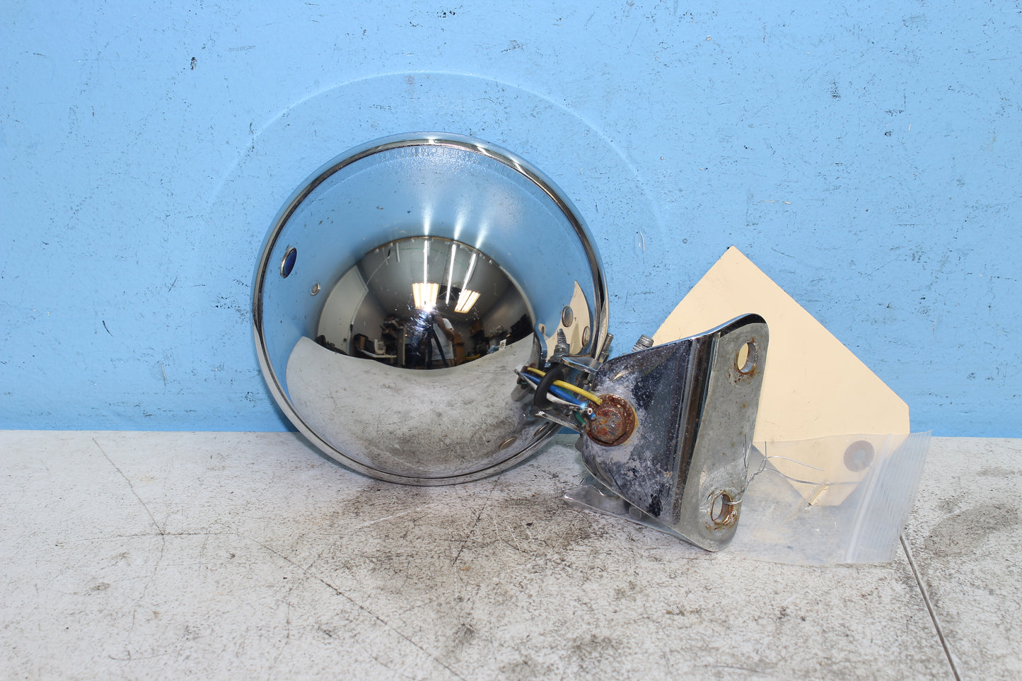 00-03 Harley Davidson Dyna Low Rider Headlight Assembly 67672-96B *CUT WIRES*
