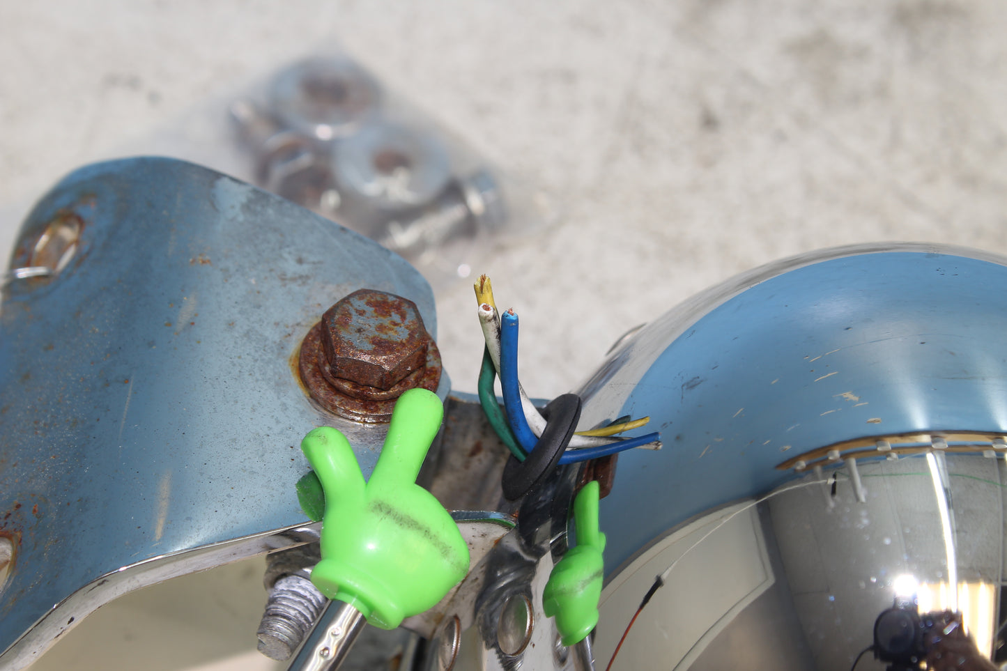 00-03 Harley Davidson Dyna Low Rider Headlight Assembly 67672-96B *CUT WIRES*