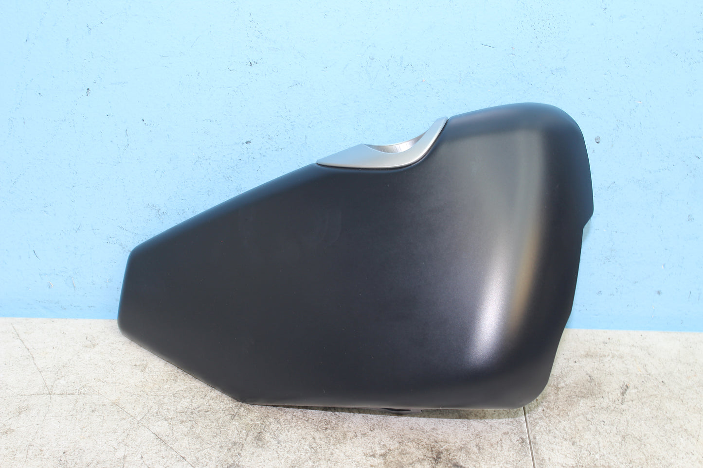 14-22 Harley Davidson Sportster 883 OEM Right Oil Tank Side Cover 57200092BYM