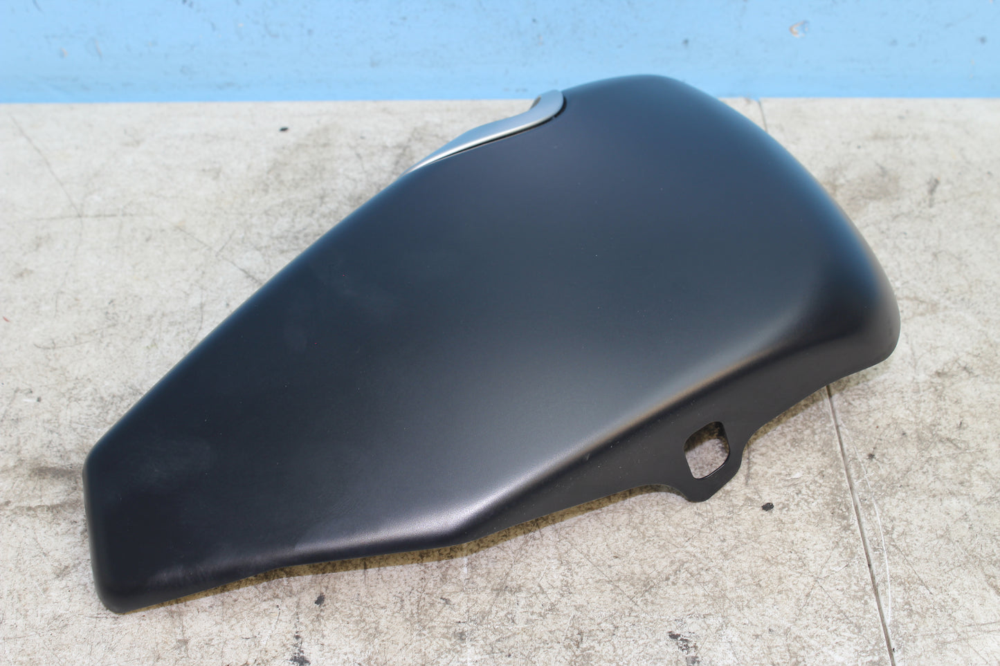 14-22 Harley Davidson Sportster 883 OEM Right Oil Tank Side Cover 57200092BYM