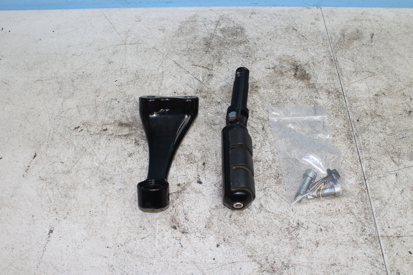 14-22 Harley Davidson Sportster 883 Right Driver Foot Peg w/ Mounting Bracket