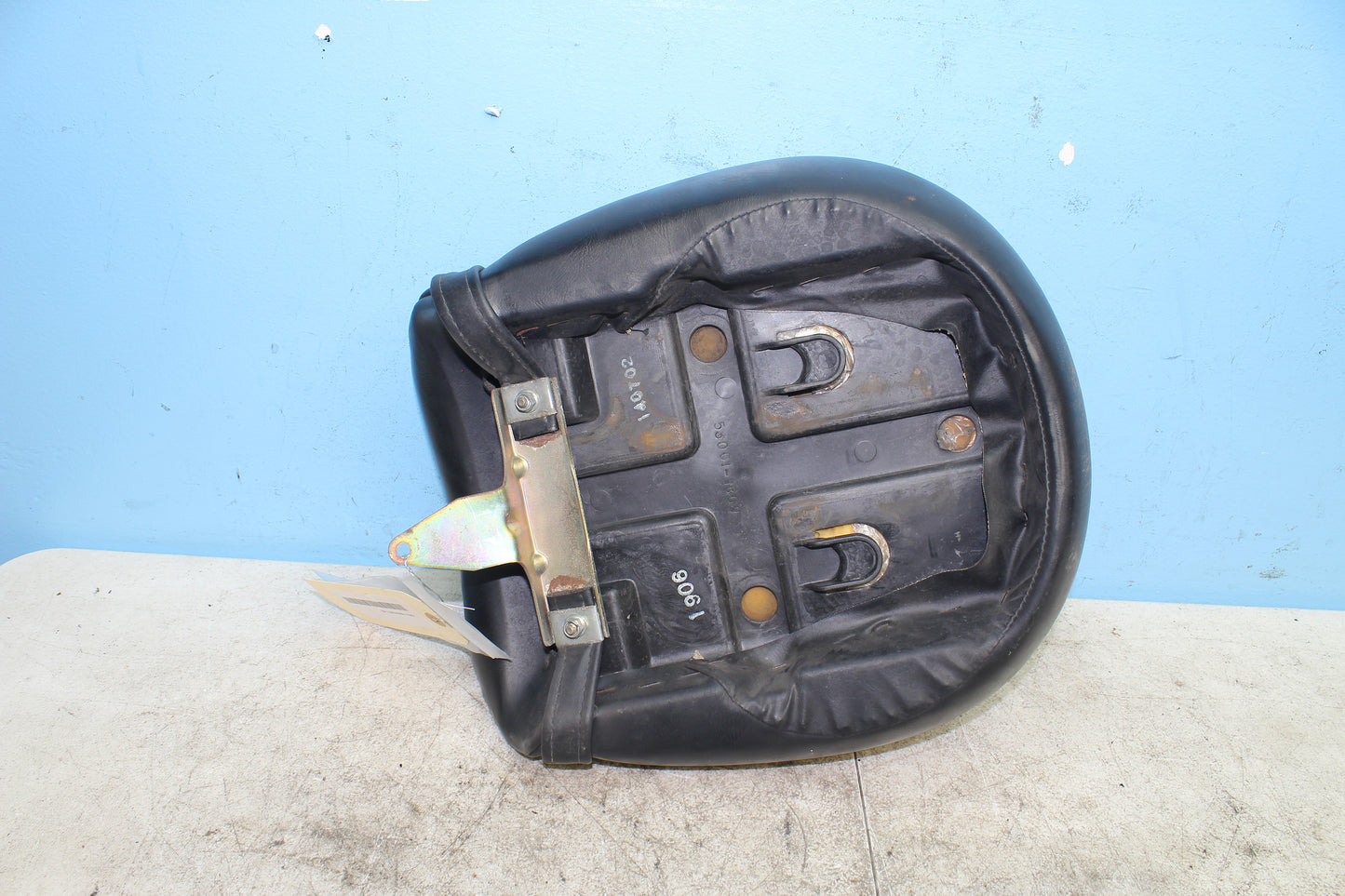 99-04 Kawasaki Vulcan Nomad VN1500 OEM Rear Passenger Seat 53001-1906-MA