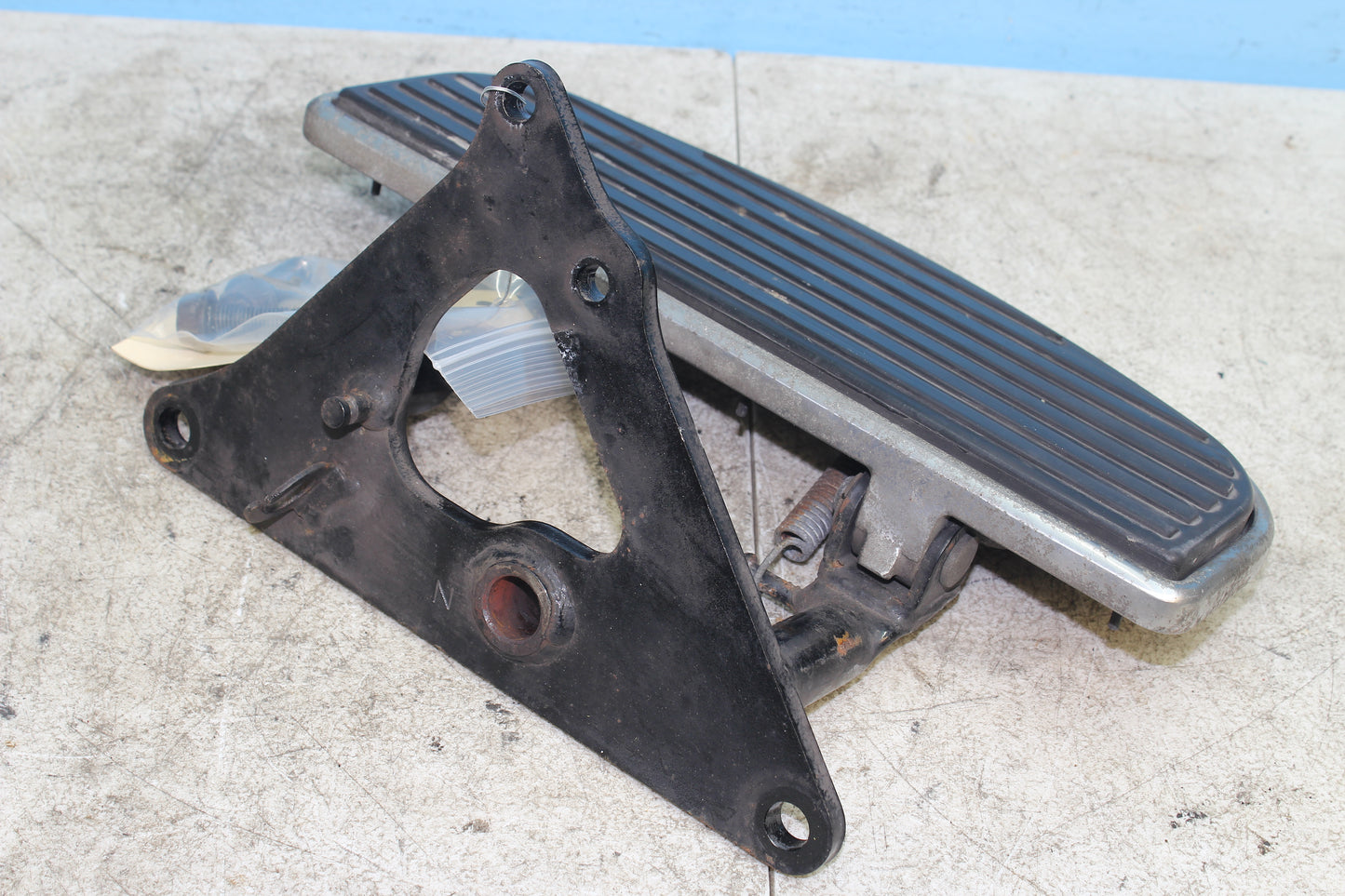99-04 Kawasaki Vulcan Nomad VN1500 OEM Right Driver Floorboard w/ Mount