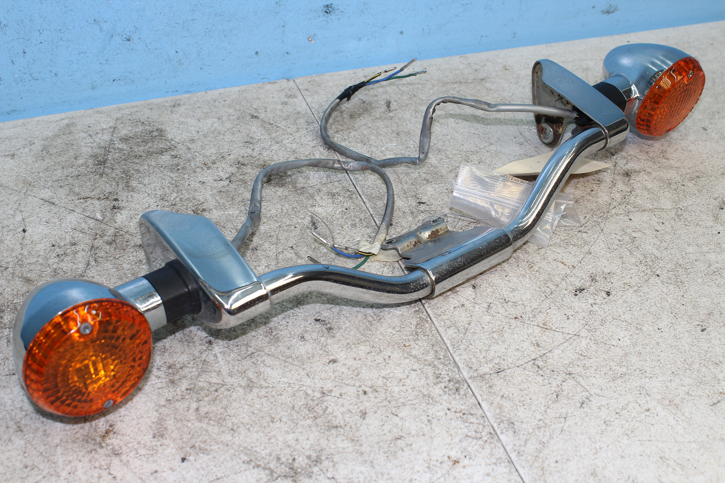 99-04 Kawasaki Vulcan Nomad VN1500 OEM Front Light Bar Turn Signals