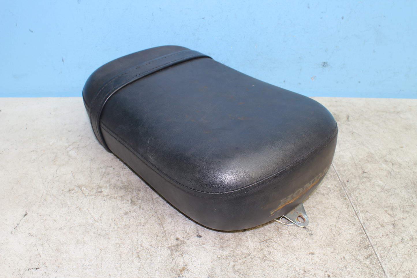 98-03 Honda Shadow VT 750 Deluxe ACE OEM Rear Passenger Seat 77300-MBA-660
